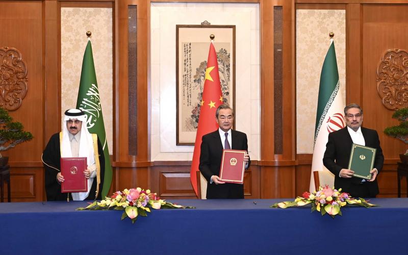 沙特和伊朗在北京的对话于3月10日结束，中共政治局委员、中央外办主任王毅（中）、沙特国务大臣兼国家安全顾问艾班（左）和伊朗最高国家安全委员会秘书沙姆哈尼当天签署并发表联合声明，宣布沙伊双方同意恢复外交关系。（中通社）