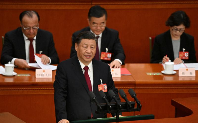 中国国家主席习近平星期一（3月13日）在全国人大闭幕会上说，要积极促进两岸关系和平发展，同时坚决反对外部势力干涉和台独分裂活动。（路透社）
